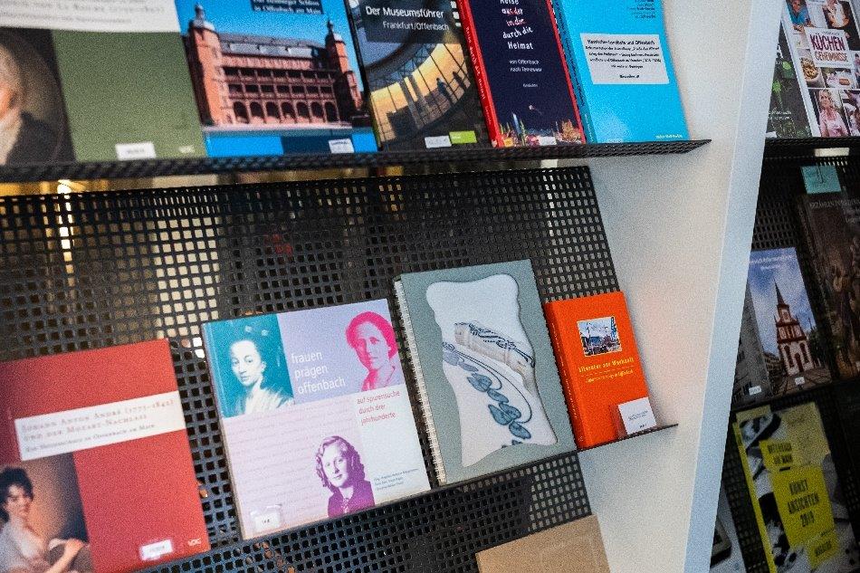 Regale mit Büchern im Shop im Haus der Stadtgeschichte