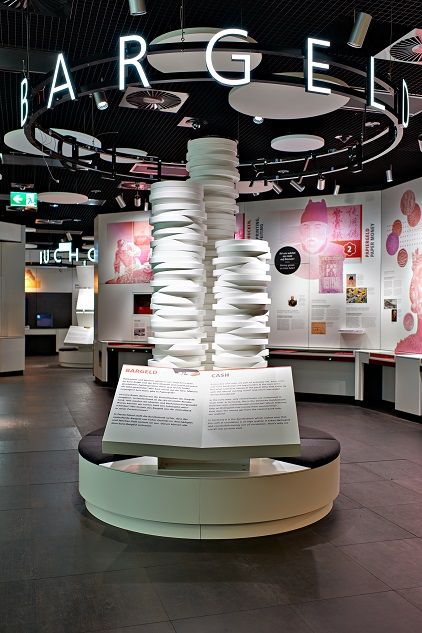 Ausstellungsbereich "Bargeld" im Geldmuseum mit großem, weißen Münzturm im Vordergrund